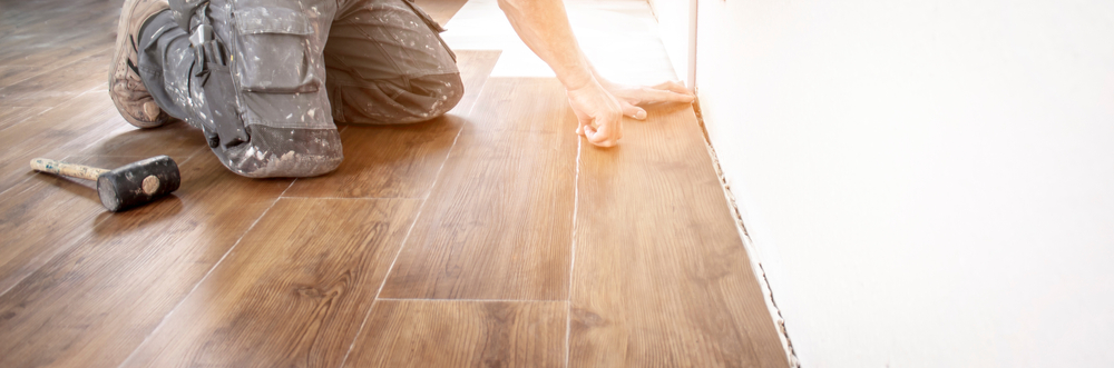 Avantages et techniques pour la pose de parquet collé chez soi