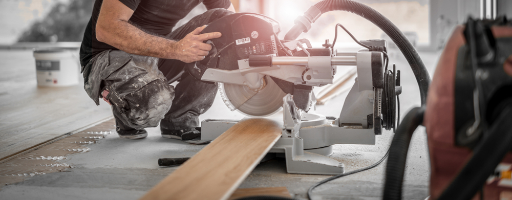 Comment bien choisir le professionnel pour poser votre parquet