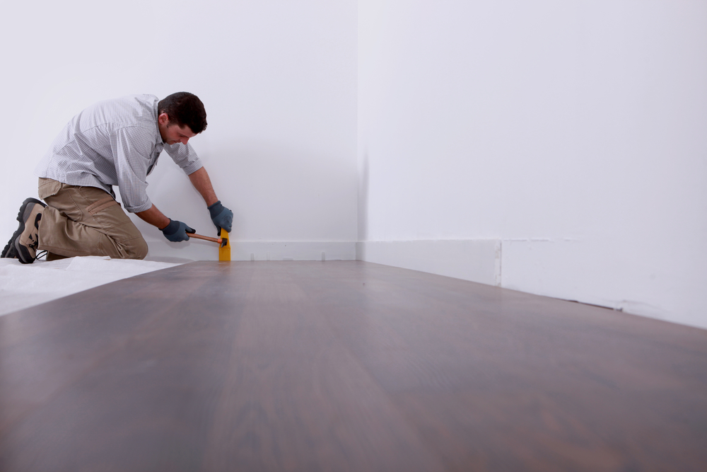 Pose de parquet par un artisan