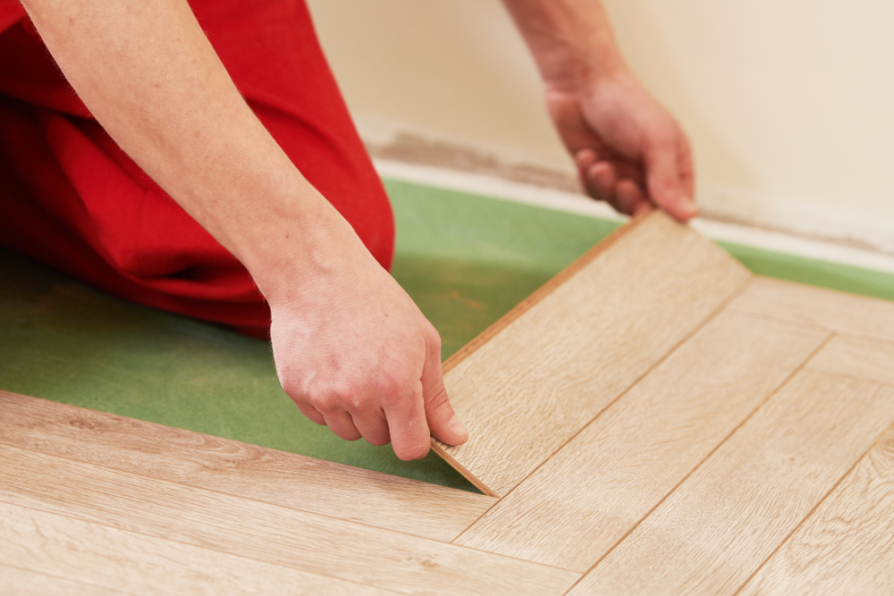 Réussir à poser un revêtement de sol en parquet chez soi